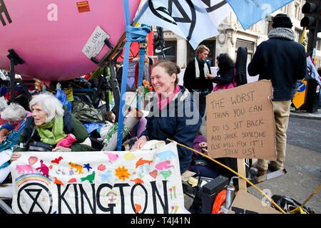 La metropolitana di Londra, Regno Unito. Xvii Apr, 2019. Gli attivisti ambientali il giorno tre di loro protesta in corso campi in corrispondenza della giunzione di Oxford Street e Regents Street richiedono un intervento deciso dal governo del Regno Unito sulla crisi ambientale. Credito: Dinendra Haria/Alamy Live News Foto Stock