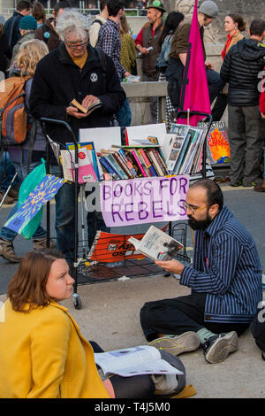 Londra, Regno Unito. Xvii Apr, 2019. La biblioteca - La sera ha generalmente un'atmosfera del festival - Day 3 - i manifestanti dalla ribellione di estinzione blocco più giunzioni a Londra come parte della loro protesta in corso alla domanda di azione da parte del governo del Regno Unito sulle "clima chrisis'. L'azione è parte di un internazionale coordinato di protesta. Credito: Guy Bell/Alamy Live News Foto Stock