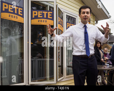 Marshalltown, Iowa, USA. Xvii Apr, 2019. Sindaco PETE BUTTIGIEG parla agli elettori durante un incontro e saluto a casa in Marshalltown, Iowa. La gente è venuto da lontano come Minneapolis, Minnesota e Rockford, Illinois per incontrare il sindaco di South Bend, Indiana. ''Mayor Pete, '' come egli passa, ha dichiarato la sua candidatura per essere il candidato democratico per la Presidenza USA il 14 aprile. Buttigieg è touring Iowa questa settimana. Iowa tradizionalmente ospita il primo evento di selezione delle elezioni presidenziali ciclo. L'Iowa Caucus sarà nel Febbraio 3, 2020. Credito: ZUMA Press, Inc./Alamy Live News Foto Stock