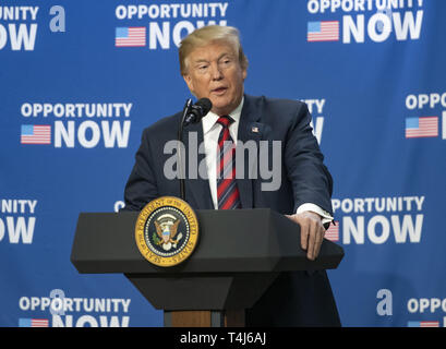 Washington, Distretto di Columbia, Stati Uniti d'America. Xvii Apr, 2019. Il Presidente degli Stati Uniti, Trump rende commento in corrispondenza di una zona di opportunità conferenza con lo stato e gli enti, tribale e leader di comunità nel sud Corte Auditorium della Casa Bianca di Washington il 17 aprile 2019 Credit: Ron Sachs/CNP/ZUMA filo/Alamy Live News Foto Stock