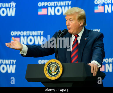 Washington, Stati Uniti d'America. Xvii Apr, 2019. Il Presidente degli Stati Uniti, Trump rende commento in corrispondenza di una zona di opportunità conferenza con lo stato e gli enti, tribale e leader di comunità nel sud Corte Auditorium della Casa Bianca di Washington il 17 aprile 2019. Credito: Ron Sachs/CNP | Utilizzo di credito in tutto il mondo: dpa/Alamy Live News Foto Stock