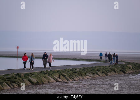 West Kirby, Wirral, Regno Unito. Aprile 17, 2019. Per coloro che godono di una passeggiata serale presso il lago marino in West Kirby sul Wirral in nord ovest Inghilterra Mercoledì, Aprile 17, 2019 come le temperature sono destinate ad aumentare in vista dei prossimi weekend festivo. Credito: Christopher Middleton/Alamy Live News Foto Stock