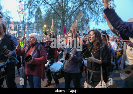 Londra, Regno Unito. Il 17 aprile, 2019. La piazza del Parlamento, Londra. Scene a Piazza del Parlamento come campagna ambientale gruppo ribellione di estinzione vicino la piazza al traffico. Credito: Penelope Barritt/Alamy Live News Foto Stock