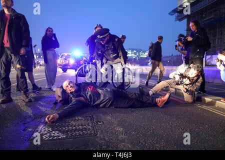 Londra, Regno Unito. Il 17 aprile, 2019. La piazza del Parlamento, Londra. Scene a Piazza del Parlamento come campagna ambientale gruppo ribellione di estinzione vicino la piazza al traffico. Credito: Penelope Barritt/Alamy Live News Foto Stock