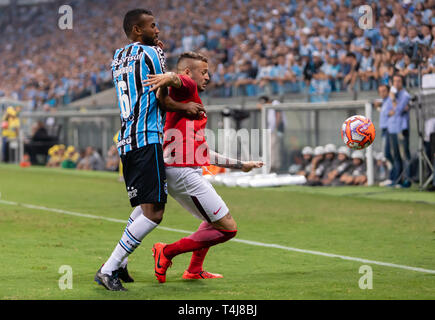 RS - Porto Alegre - 17/04/2019 - Gaucho 2019, Gremio x Internacional - Leonardo fare Gremio concorsi offerta con Nico Lopez Internacional durante il match in Arena do Gremio stadium per stato di campionato 2019 Foto: Jeferson Guareze / AGIF Foto Stock