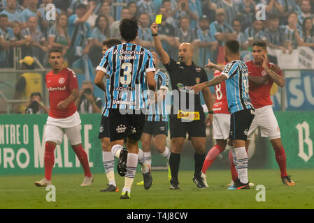 RS - Porto Alegre - 17/04/2019 - Gaucho 2019, Gremio x Internacional - Walter Kannemann della Gilda riceve l'arbitro card durante il match contro Internacional a Arena do Gremio Stadium per stato di campionato 2019. Foto: Jeferson Guareze / AGIF Foto Stock