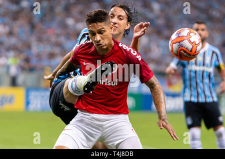 RS - Porto Alegre - 17/04/2019 - Gaucho 2019, Gremio x Internacional - Pedro Geromel fare Gremio controversie offerta con Paolo Guerrero di Internacional durante il match in Arena do Gremio stadium per stato di campionato 2019 Foto: Jeferson Guareze / AGIF Foto Stock