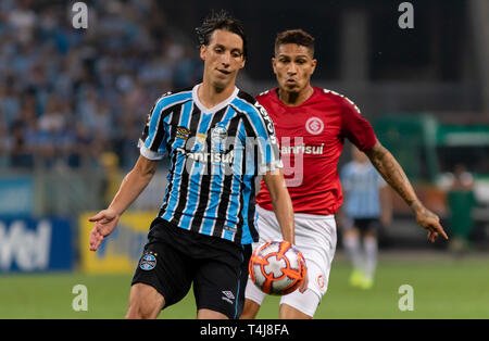 RS - Porto Alegre - 17/04/2019 - Gaucho 2019, Gremio x Internacional - Pedro Geromel fare Gremio controversie offerta con Paolo Guerrero di Internacional durante il match in Arena do Gremio stadium per stato di campionato 2019 Foto: Jeferson Guareze / AGIF Foto Stock