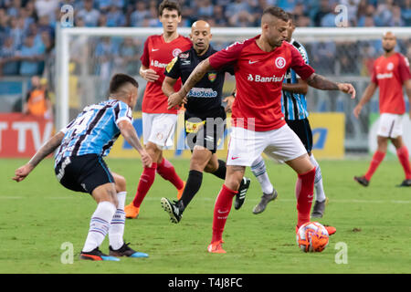 RS - Porto Alegre - 17/04/2019 - Gaucho 2019, Gremio x Internacional - Matheus Henrique fare Gremio controversie offerta con Nico Lopez fare Internacional durante il match in Arena do Gremio Stadium per stato di campionato 2019 Foto: Jeferson Guareze / AGIF Foto Stock