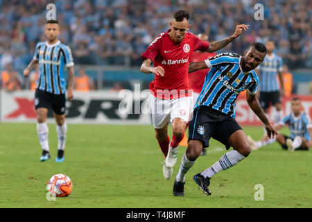 RS - Porto Alegre - 17/04/2019 - Gaucho 2019, Gremio x Internacional - Leonardo fare Gremio concorsi offerta con Iago fare Internacional durante il match in Estadio Arena do Gremio per 2019 stato campionato foto: Jeferson Guareze / AGIF Foto Stock