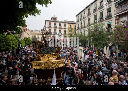 Statua di Gesù Cristo da 'Estudiantes' fratellanza è visibile nella piazza universitaria durante il Mercoledì Santo Processione in Granada. Ogni anno migliaia di cristiani credenti celebra la Settimana santa di Pasqua con la crocifissione e la risurrezione di Gesù Cristo. Foto Stock