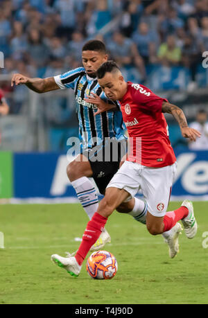 RS - Porto Alegre - 17/04/2019 - Gaucho 2019, Gremio x Internacional - Andre fare Gremio concorsi offerta con Iago fare Internacional durante il match in Arena do Gremio Stadium per stato di campionato 2019 Foto: Jeferson Guareze / AGIF Foto Stock