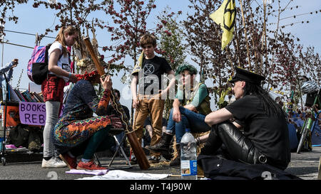 Londra, Regno Unito. Xvii Apr, 2019. Manifestanti parlando sul ponte durante la ribellione di estinzione sciopero a Londra.estinzione della ribellione manifestanti hanno bloccato cinque centrali di Londra per protestare contro il governo inazione sul cambiamento climatico. Credito: Brais G. Rouco/SOPA Immagini/ZUMA filo/Alamy Live News Foto Stock