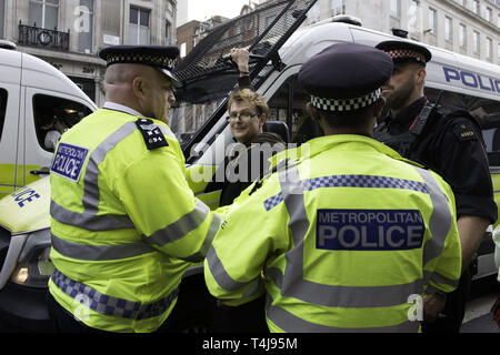 London, Greater London, Regno Unito. Xvii Apr, 2019. Attivista ammanettato se stesso a una polizia van durante la ribellione di estinzione sciopero a Londra.gli attivisti ambientali dalla ribellione di estinzione movimento tenere premuto per il terzo giorno consecutivo Oxford Circus a Londra. Gli attivisti è stata parcheggiata una rosa di barca in mezzo di Oxford Circus junction bloccando le strade e causare interruzioni, gli agenti di polizia sono stati arresto di manifestanti che si rifiutano di testa a Marble Arch. Estinzione della ribellione esige dal governo di azioni dirette sul clima, ridurre a zero le emissioni di carbonio entro il 2025. (Immagine di credito Foto Stock