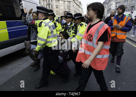 London, Greater London, Regno Unito. Xvii Apr, 2019. Attivista è visto di essere arrestato dagli agenti di polizia dopo il rifiuto di testa a Marble Arch durante la ribellione di estinzione sciopero a Londra.gli attivisti ambientali dalla ribellione di estinzione movimento tenere premuto per il terzo giorno consecutivo Oxford Circus a Londra. Gli attivisti è stata parcheggiata una rosa di barca in mezzo di Oxford Circus junction bloccando le strade e causare interruzioni, gli agenti di polizia sono stati arresto di manifestanti che si rifiutano di testa a Marble Arch. Estinzione della ribellione esige dal governo di azioni dirette sul clima, ridurre ca Foto Stock