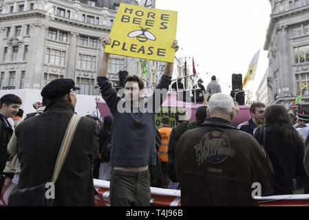 London, Greater London, Regno Unito. Xvii Apr, 2019. Un attivista visto tenendo un cartello durante la ribellione di estinzione sciopero a Londra.gli attivisti ambientali dalla ribellione di estinzione movimento tenere premuto per il terzo giorno consecutivo Oxford Circus a Londra. Gli attivisti è stata parcheggiata una rosa di barca in mezzo di Oxford Circus junction bloccando le strade e causare interruzioni, gli agenti di polizia sono stati arresto di manifestanti che si rifiutano di testa a Marble Arch. Estinzione della ribellione esige dal governo di azioni dirette sul clima, ridurre a zero le emissioni di carbonio entro il 2025. (Credito Immagine: © Andre Foto Stock