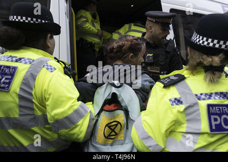 London, Greater London, Regno Unito. Xvii Apr, 2019. Attivista femmina è visto di essere arrestato dagli agenti di polizia dopo il rifiuto di testa a Marble Arch durante la ribellione di estinzione sciopero a Londra. Gli attivisti ambientali dalla ribellione di estinzione movimento tenere premuto per il terzo giorno consecutivo Oxford Circus a Londra. Gli attivisti è stata parcheggiata una rosa di barca in mezzo di Oxford Circus junction bloccando le strade e causare interruzioni, gli agenti di polizia sono stati arresto di manifestanti che si rifiutano di testa a Marble Arch. Estinzione della ribellione esige dal governo di azioni dirette sul clima, r Foto Stock