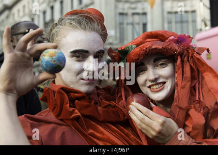 London, Greater London, Regno Unito. Xvii Apr, 2019. Attivista indossando abiti fantasiosi costumi esegue su Oxford street durante la ribellione di estinzione sciopero a Londra. Gli attivisti ambientali dalla ribellione di estinzione movimento tenere premuto per il terzo giorno consecutivo Oxford Circus a Londra. Gli attivisti è stata parcheggiata una rosa di barca in mezzo di Oxford Circus junction bloccando le strade e causare interruzioni, gli agenti di polizia sono stati arresto di manifestanti che si rifiutano di testa a Marble Arch. Estinzione della ribellione esige dal governo di azioni dirette sul clima, ridurre a zero le emissioni di carbonio b Foto Stock