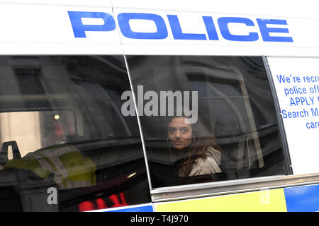 London, Greater London, Regno Unito. Xvii Apr, 2019. Attivista femmina è visto all'interno di una polizia van seguendo il suo arresto durante la ribellione di estinzione sciopero a Londra. Gli attivisti ambientali dalla ribellione di estinzione movimento tenere premuto per il terzo giorno consecutivo Oxford Circus a Londra. Gli attivisti è stata parcheggiata una rosa di barca in mezzo di Oxford Circus junction bloccando le strade e causare interruzioni, gli agenti di polizia sono stati arresto di manifestanti che si rifiutano di testa a Marble Arch. Estinzione della ribellione esige dal governo di azioni dirette sul clima, ridurre a zero le emissioni di carbonio Foto Stock