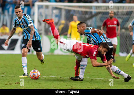 RS - Porto Alegre - 17/04/2019 - Gaucho 2019, Gremio x Internacional - Michel fare Gremio concorsi offerta con Rafael Sobis di Internacional durante il match in Arena do Gremio stadio per il 2019 stato campionato foto: Jeferson Guareze / AGIF Foto Stock