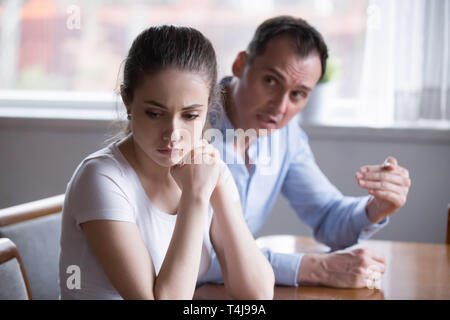 Turbare la millenaria donna riaccendere il pianto angry man Foto Stock