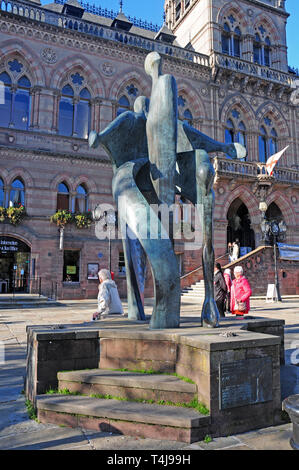 Scultura da Stephen Broadbent, "Una celebrazione di Chester', che simboleggia il ringraziamento, la protezione e l'industria. Unisce tre aspetti della città. Foto Stock