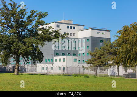 Kloten, Svizzera - 30 Settembre 2016: l'aeroporto di Zurigo il carcere. L'aeroporto di Zurigo il carcere (tedesco: Flughafengefangnis) è una estradizione e rema Foto Stock