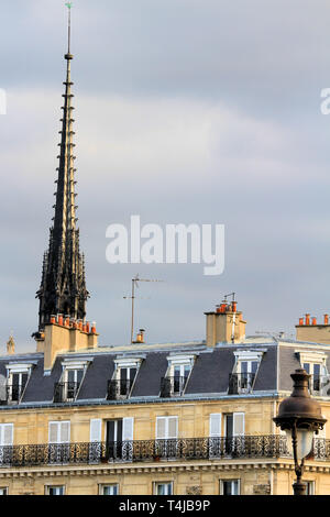 Vista ravvicinata della guglia di Notre Dame di Parigi, Francia Foto Stock