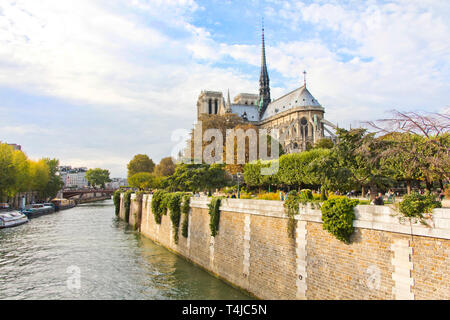 Notre Dame de Paris Cathedral, con la sua Flèche, vista dal Pont de l'Eveche, Parigi Francia. Prima del 2019 fire Foto Stock