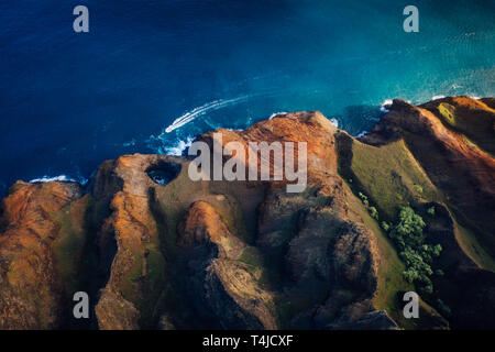 Bellissima natura nell isola di Kauai Hawaii. Vista dall'elicottero,aereo,l'alto. Foresta. Montagne. Oceano. Visualizza . Drone Foto Stock