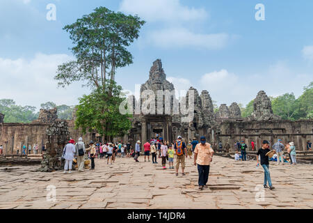 Angkor Thom tempio parte di ingresso di Angkor Wat parco archeologico, cittadina di Siem Reap in Cambogia. I visitatori e i turisti che vanno da e per il tempio Foto Stock