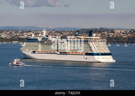 Celebrità Solstice nel porto di Waitemata lasciando il porto di Auckland, Martedì 16 aprile 2019. Foto Stock