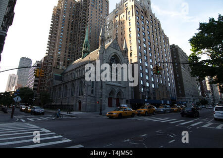 La città di New York, New York, Stati Uniti d'America - 2018: Santa Trinità Chiesa luterana (1920), che si trova a 51 Central Park West. Foto Stock