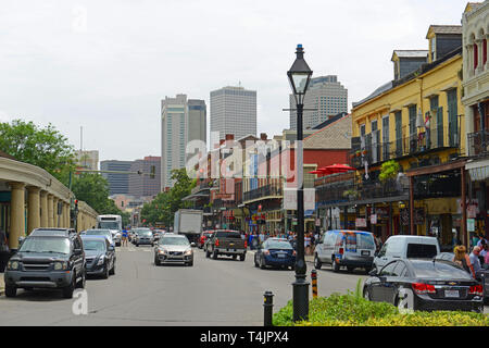 Edifici storici su Decatur Street tra Dumaine Street e San Filippo Street nel Quartiere Francese di New Orleans, in Louisiana, Stati Uniti d'America. Foto Stock