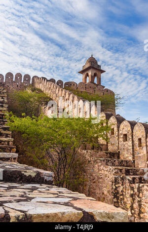 Antica parete lunga con torri intorno al Forte Amber. Jaipur. Il Rajasthan. India Foto Stock