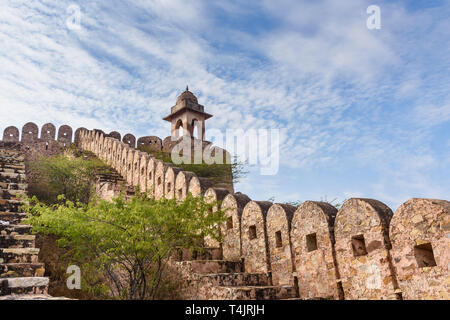 Antica parete lunga con torri intorno al Forte Amber. Jaipur. Il Rajasthan. India Foto Stock