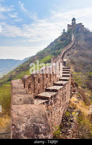 Antica parete lunga con torri intorno al Forte Amber. Jaipur. Il Rajasthan. India Foto Stock