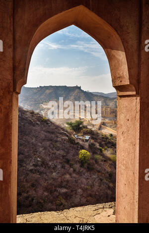 Vista del Forte Amber e palazzo attraverso l'arco delle pareti della torre. Jaipur. Il Rajasthan. India Foto Stock