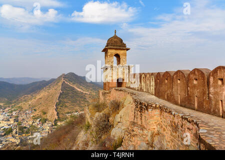 Antica parete lunga con torri intorno al Forte Amber. Jaipur. Il Rajasthan. India Foto Stock