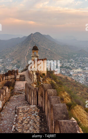 Antica parete lunga con torri intorno al Forte Amber al mattino. Jaipur. Il Rajasthan. India Foto Stock