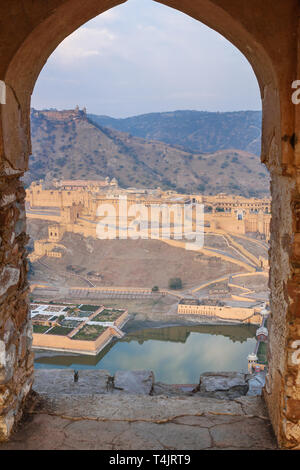 Vista del Forte Amber e palazzo attraverso l'arco delle pareti della torre al mattino. Jaipur. Il Rajasthan. India Foto Stock