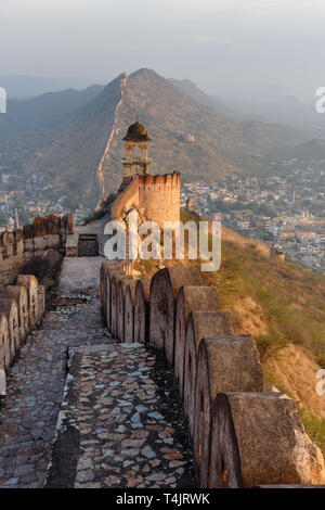 Antica parete lunga con torri intorno al Forte Amber al mattino. Jaipur. Il Rajasthan. India Foto Stock