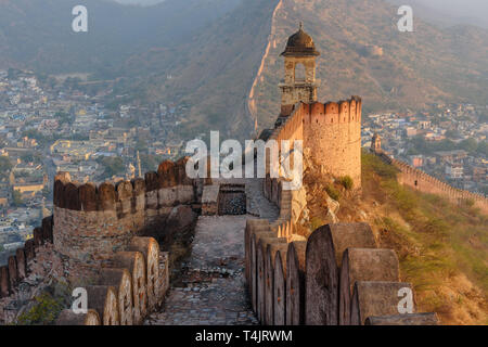 Antica parete lunga con torri intorno al Forte Amber al mattino. Jaipur. Il Rajasthan. India Foto Stock