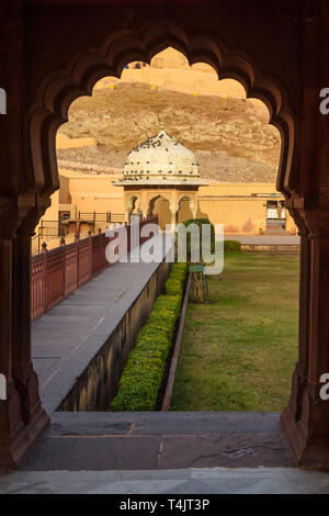 Vista del padiglione Dalaram Bagh, giardino in forte Amber. Jaipur. Il Rajasthan. India Foto Stock