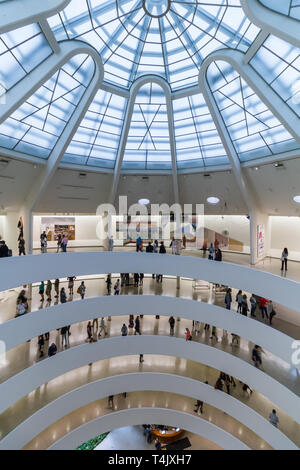 Interno del museo Guggenheim progettato da Frank Lloyd Wright Foto Stock