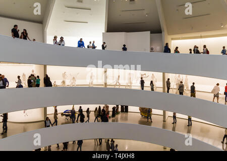 Interno del museo Guggenheim progettato da Frank Lloyd Wright Foto Stock