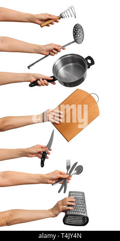 Set di utensili da cucina in mani umane su sfondo bianco, verticale Foto Stock