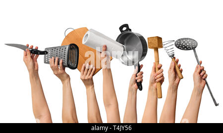 Set di utensili da cucina in mani umane, su sfondo bianco Foto Stock