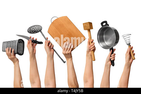 Set di utensili da cucina in mani umane, su sfondo bianco Foto Stock