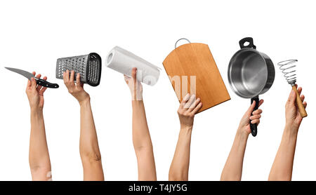 Set di utensili da cucina in mani umane, su sfondo bianco Foto Stock